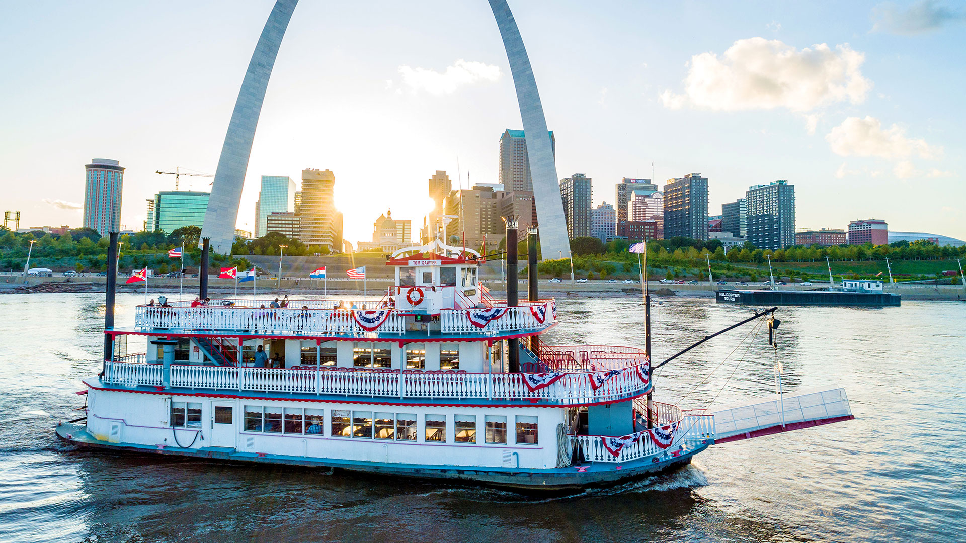 A riverboat on the Mississippi river in front of St. Louis and the Arch.